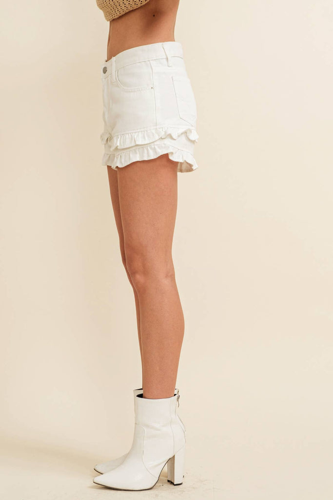 RUFFLE TIERED DENIM SHORTS: White / L