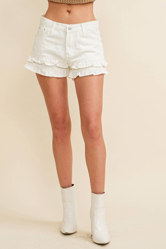 RUFFLE TIERED DENIM SHORTS: White / L