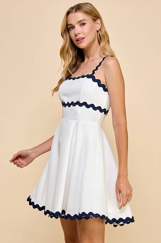 Scalloped Detail Back Zipper Dress: White / M
