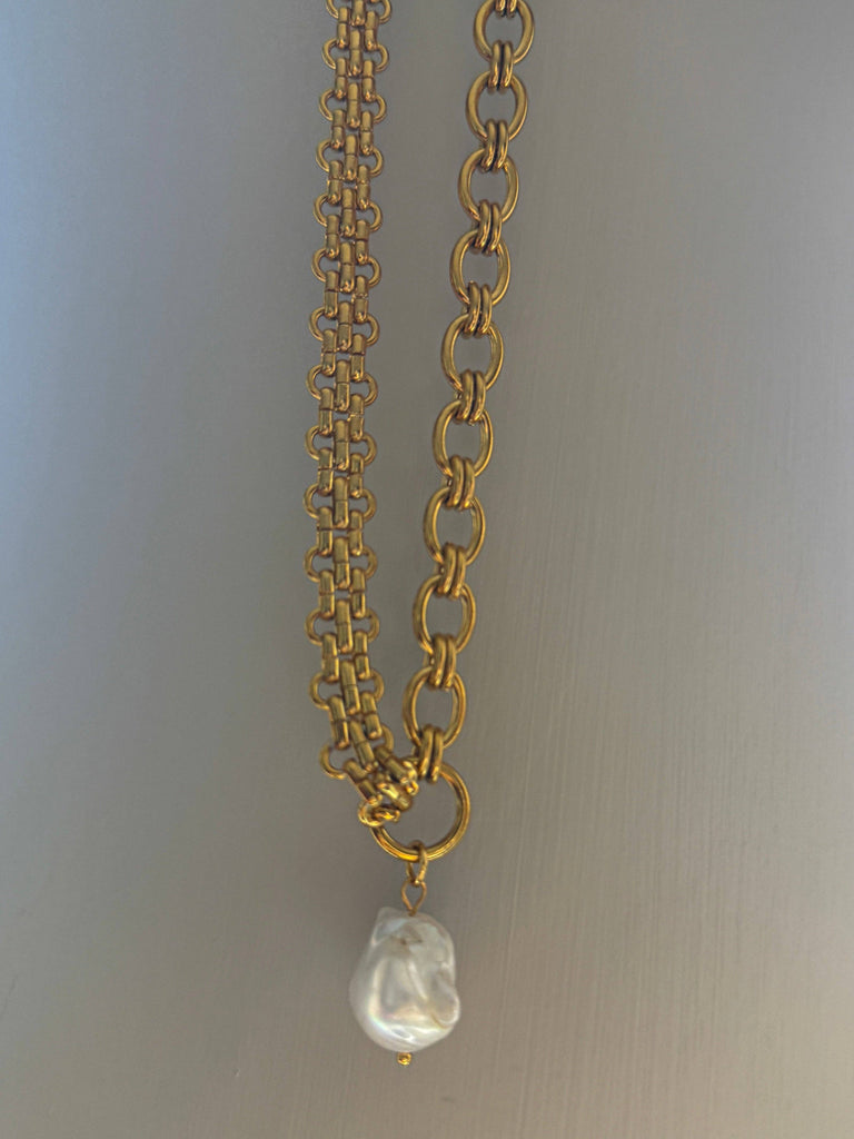 THE AMBER NECKLACE