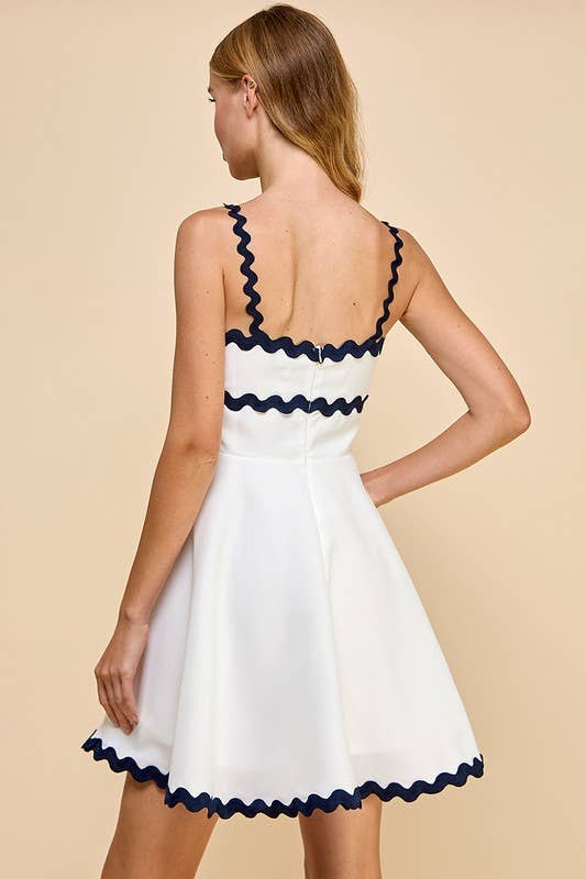 Scalloped Detail Back Zipper Dress: White / L